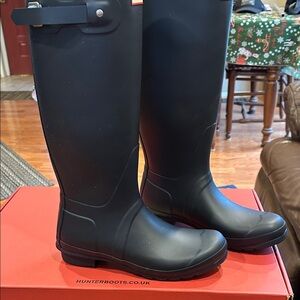 Hunter original women’s tall boot in navy. Size 10. New in box. Never worn.
